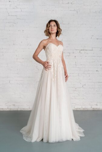 Hochzeitsmode in Berlin Fuchs 2020 ivory Brautkleid R 01193 2 bei Avorio Vestito BrideStore and more Hochzeitsmode in Berlin Eiche