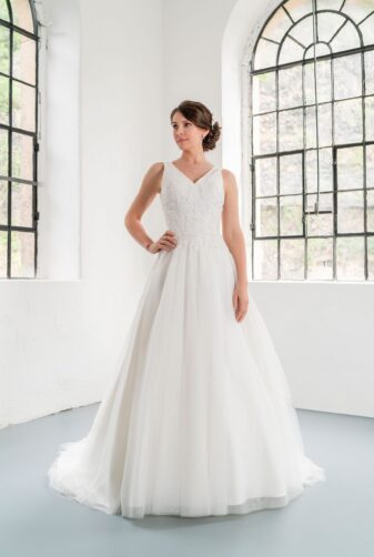 Hochzeitsmode in Berlin Fuchs 2020 ivory Brautkleid R 01194 1 bei Avorio Vestito BrideStore and more Hochzeitsmode in Berlin Eiche