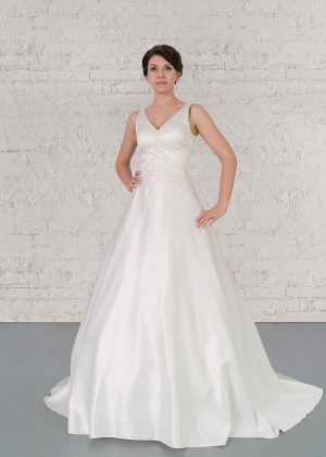 Hochzeitsmode in Berlin Fuchs 2020 ivory Brautkleid R 01195 1 bei Avorio Vestito BrideStore and more Hochzeitsmode in Berlin Eiche