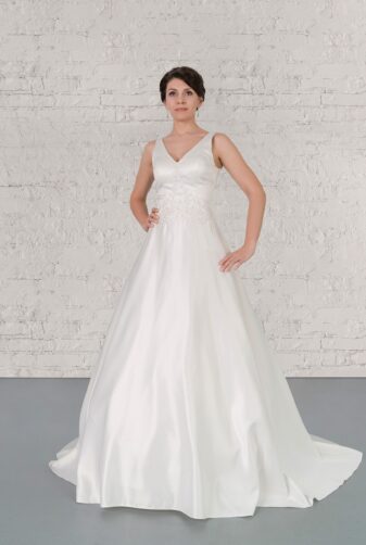 Hochzeitsmode in Berlin Fuchs 2020 ivory Brautkleid R 01195 1 bei Avorio Vestito BrideStore and more Hochzeitsmode in Berlin Eiche