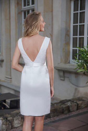 Kurzes knielanges Standesamtkleid ivory Kollektion 2020 A7211 2 bei Avorio Vestito Brautmode in Berlin