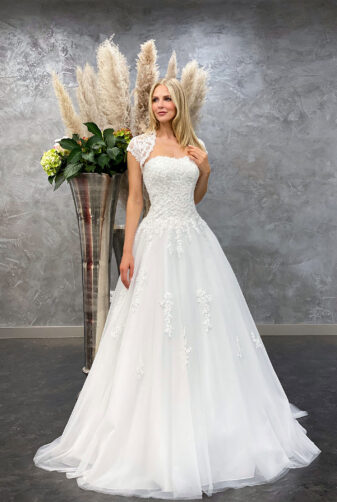 Amera Vera 2021 Brautkleid B2132 2 bei Avorio Vestito BrideStore and more Brautmode in Berlin