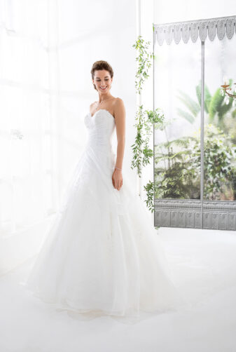 EGLANTINE CREATIONS 2021 Brautkleid EGC21 VERDICT 2748 Brautmode in Berlin Avorio Vestito BrideStore and more